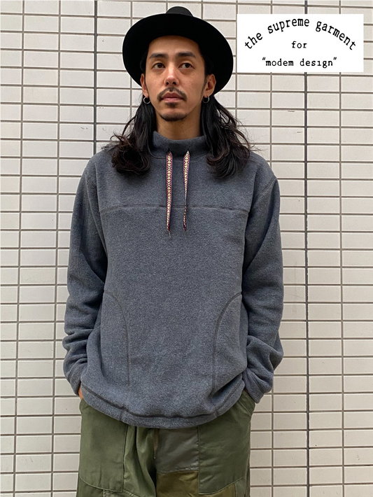 モックネックフリーススウェット