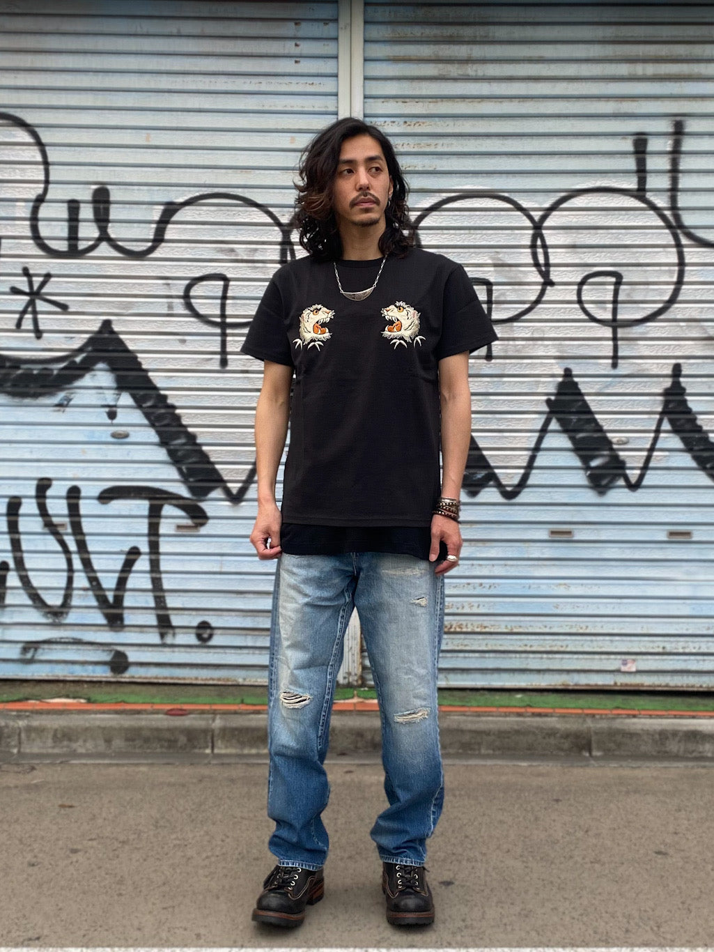 SUKA T-SHIRT EMBROIDERD “MONO-TONE TIGER”