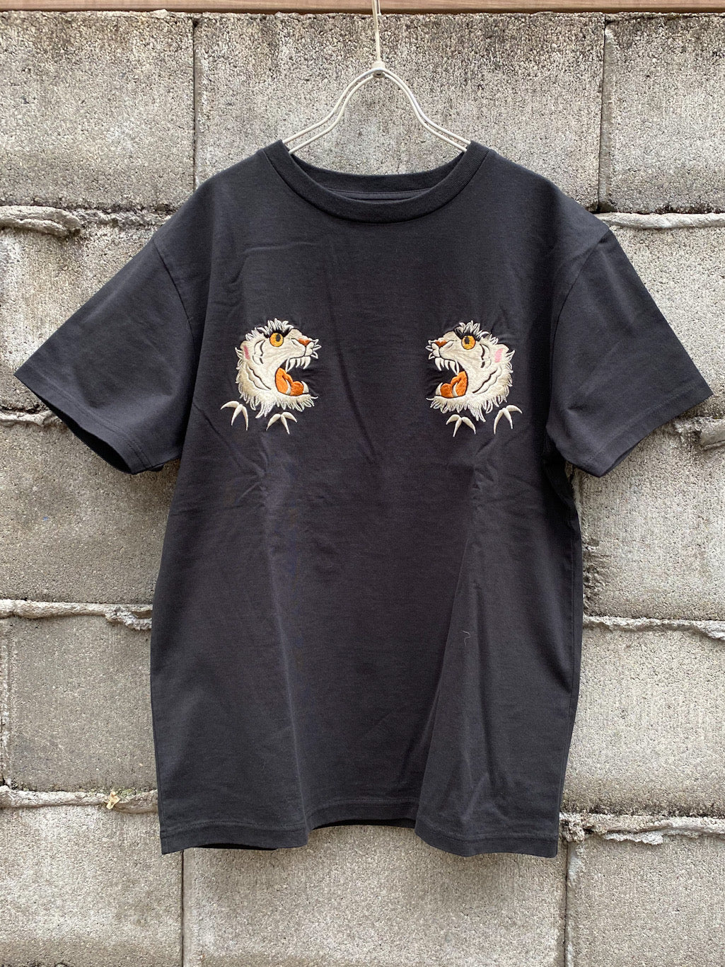 SUKA T-SHIRT EMBROIDERD “MONO-TONE TIGER”
