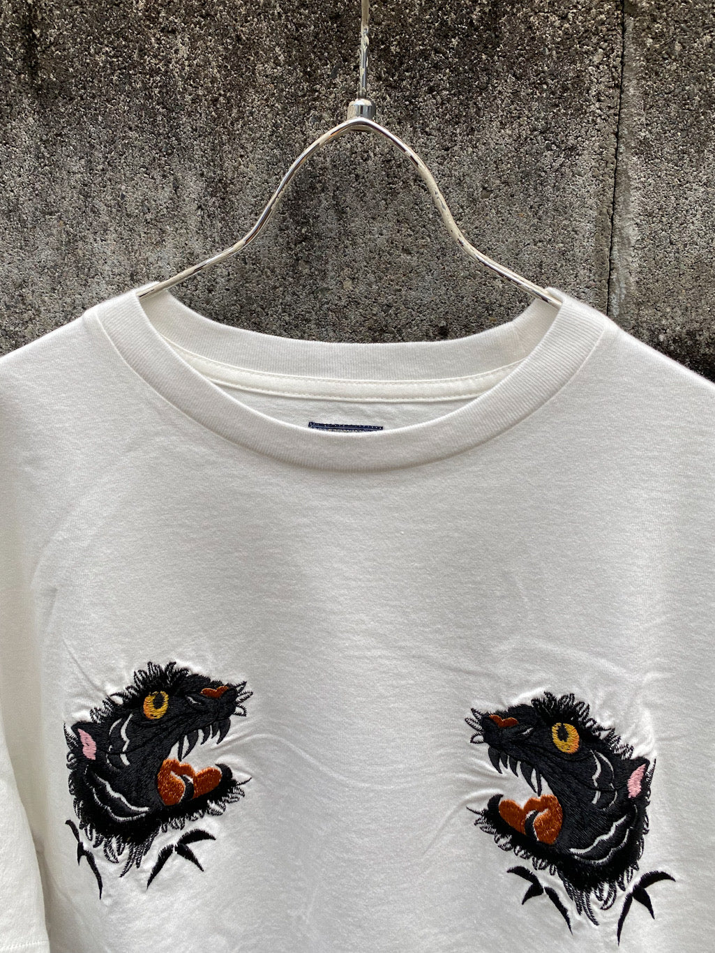 SUKA T-SHIRT EMBROIDERD “MONO-TONE TIGER”