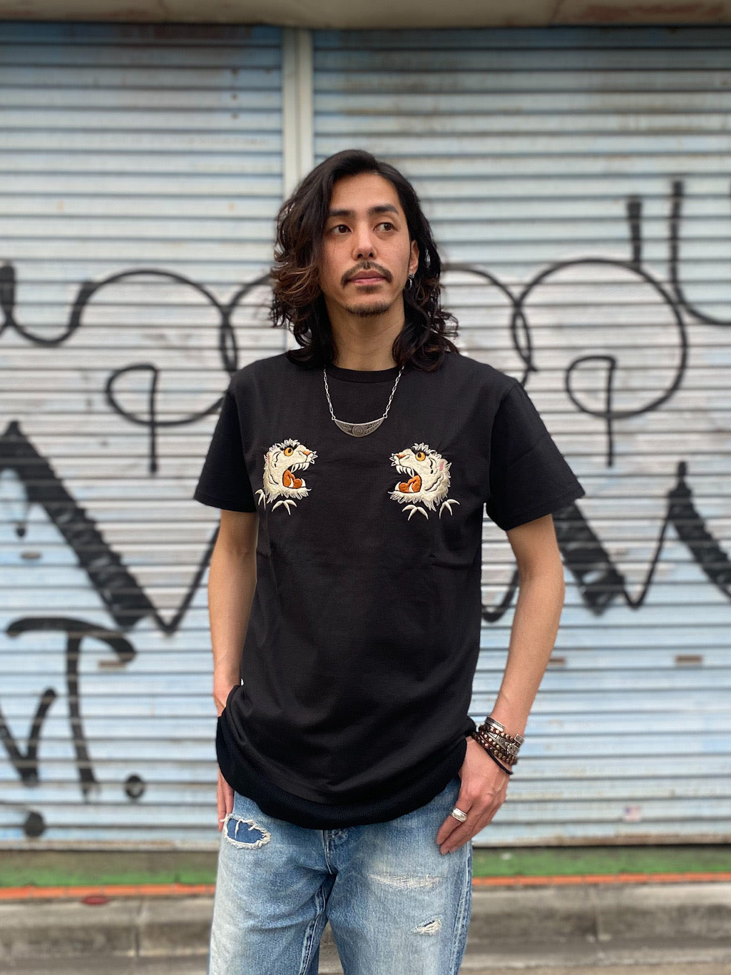 SUKA T-SHIRT EMBROIDERD “MONO-TONE TIGER”