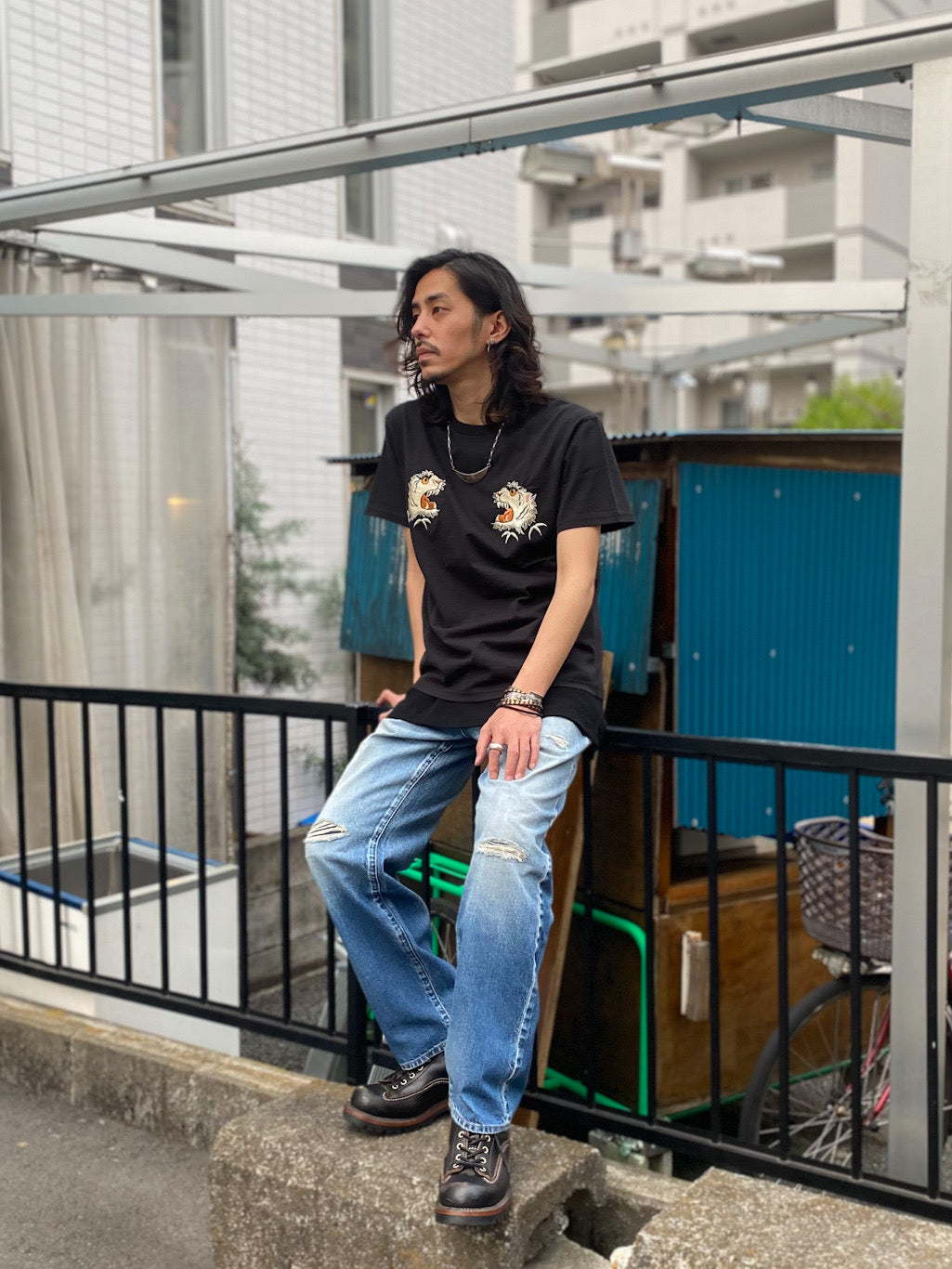 SUKA T-SHIRT EMBROIDERD “MONO-TONE TIGER”